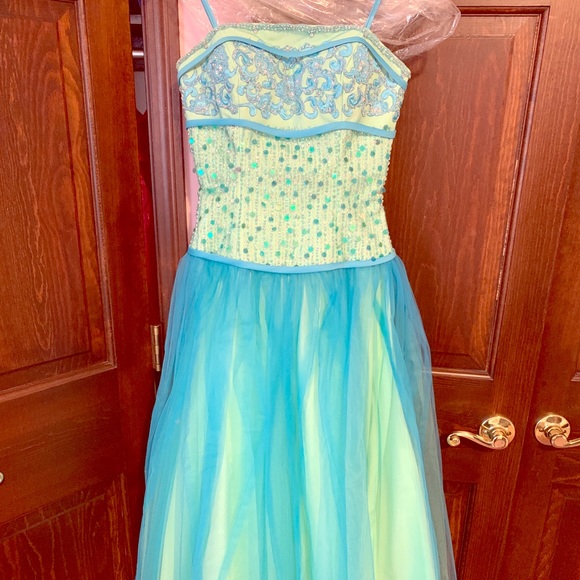 Formal dress - Picture 1 of 4